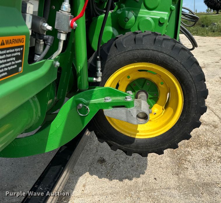 image for item DQ6718 2021 John Deere HD40R hinged draper head