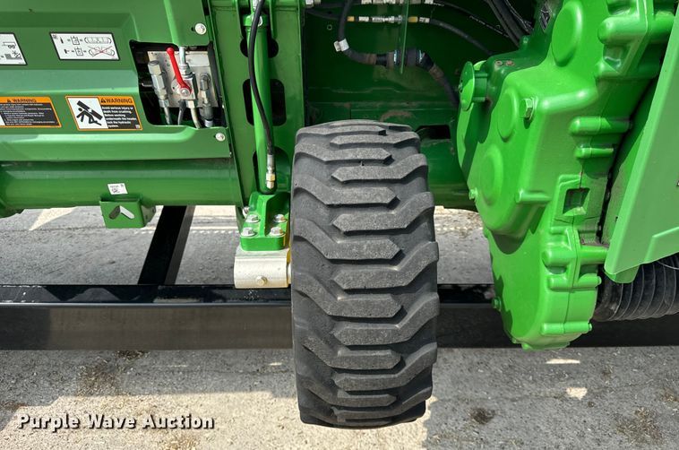 image for item DQ6718 2021 John Deere HD40R hinged draper head