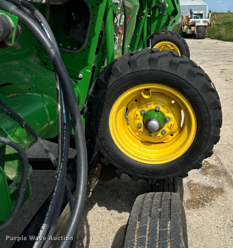 image for item DQ6718 2021 John Deere HD40R hinged draper head