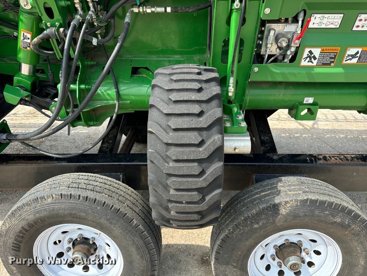 image for item DQ6718 2021 John Deere HD40R hinged draper head