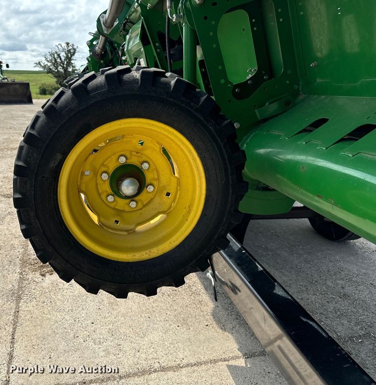 image for item DQ6718 2021 John Deere HD40R hinged draper head