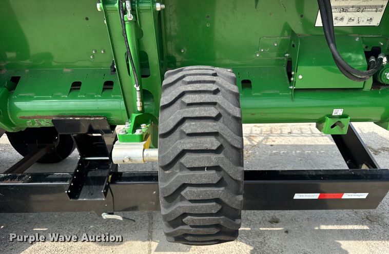 image for item DQ6718 2021 John Deere HD40R hinged draper head