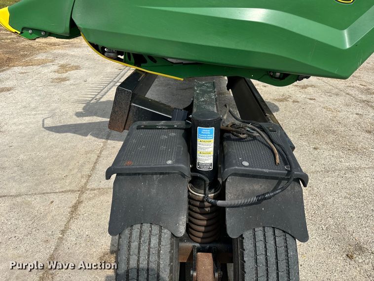 image for item DQ6718 2021 John Deere HD40R hinged draper head