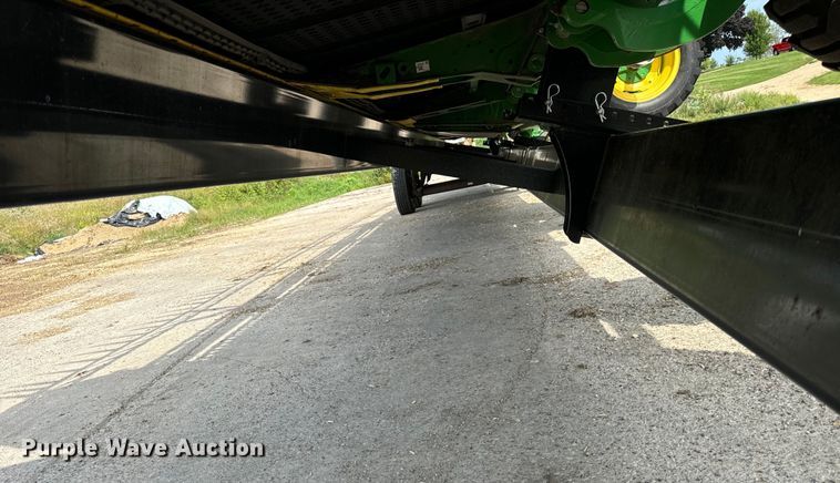 image for item DQ6718 2021 John Deere HD40R hinged draper head