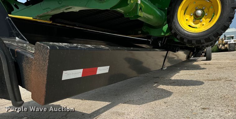 image for item DQ6718 2021 John Deere HD40R hinged draper head