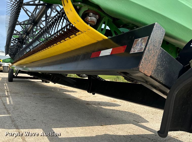 image for item DQ6718 2021 John Deere HD40R hinged draper head