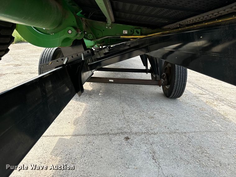 image for item DQ6718 2021 John Deere HD40R hinged draper head