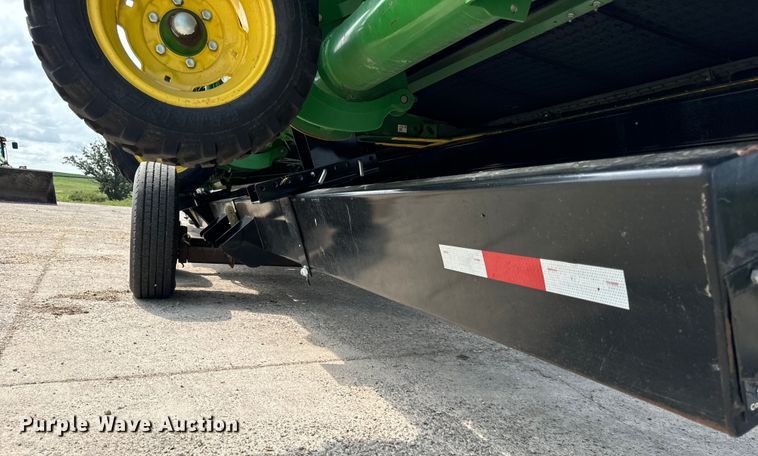 image for item DQ6718 2021 John Deere HD40R hinged draper head