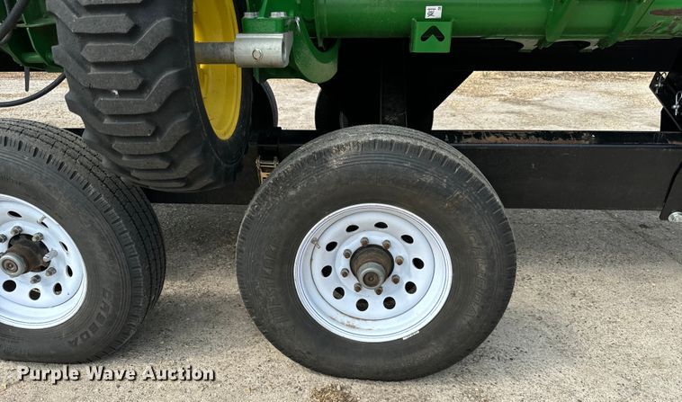 image for item DQ6718 2021 John Deere HD40R hinged draper head