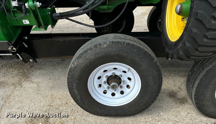 image for item DQ6718 2021 John Deere HD40R hinged draper head