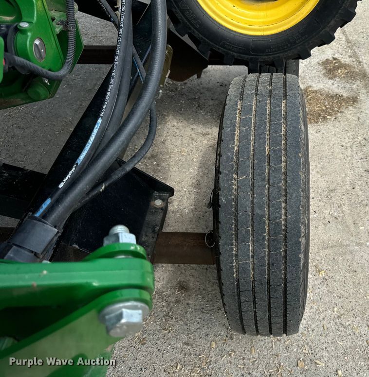 image for item DQ6718 2021 John Deere HD40R hinged draper head