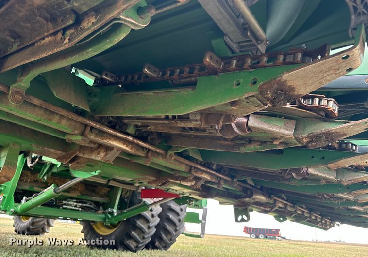 image for item DQ6955 2008 John Deere 612C corn head
