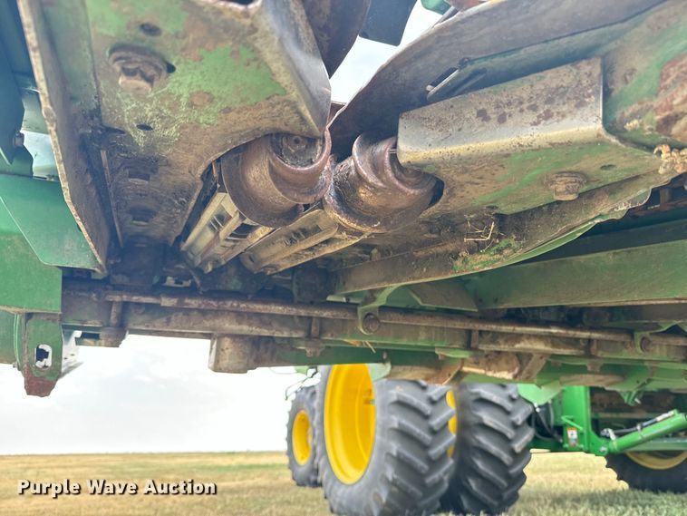 image for item DQ6955 2008 John Deere 612C corn head