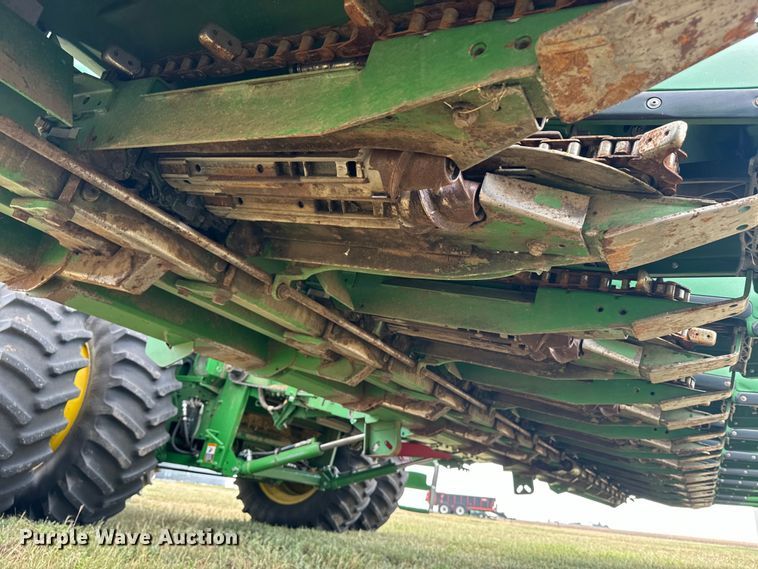 image for item DQ6955 2008 John Deere 612C corn head