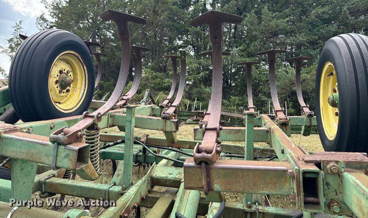 image for item DQ6956 John Deere 1010 field cultivator