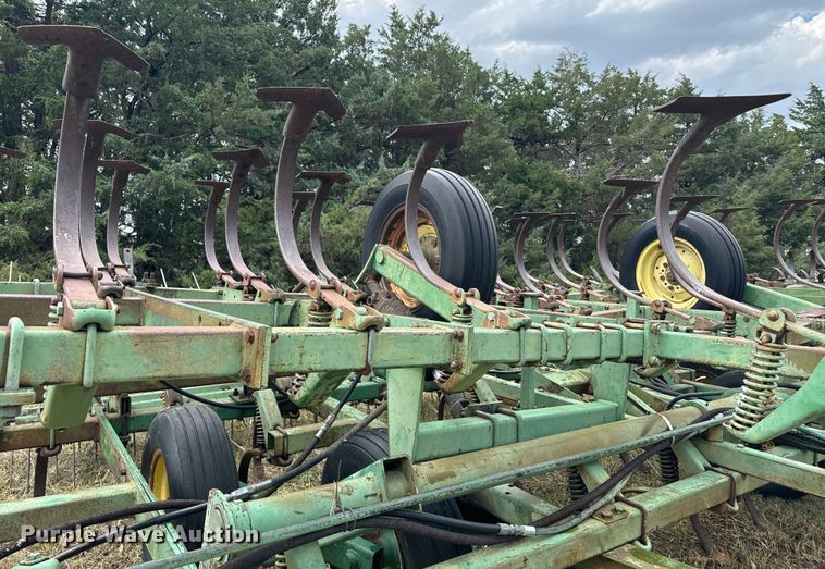 image for item DQ6956 John Deere 1010 field cultivator