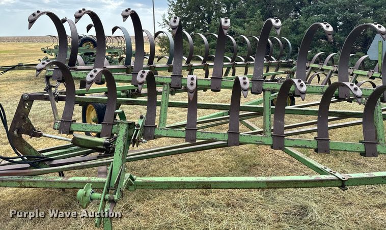 image for item DQ6957 John Deere F100H chisel