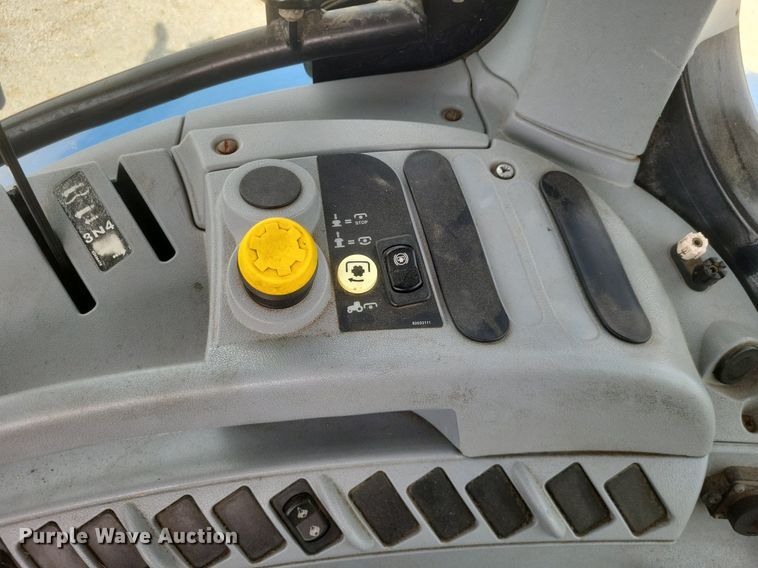 image for item DR4959 2009 New Holland  T6020 tractor