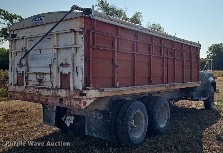 image for item DS4662 1974 Dodge D600 grain truck