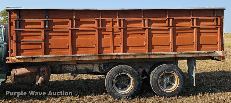 image for item DS4662 1974 Dodge D600 grain truck