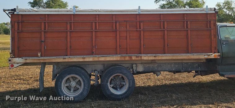 image for item DS4662 1974 Dodge D600 grain truck