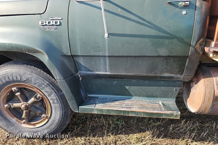 image for item DS4662 1974 Dodge D600 grain truck