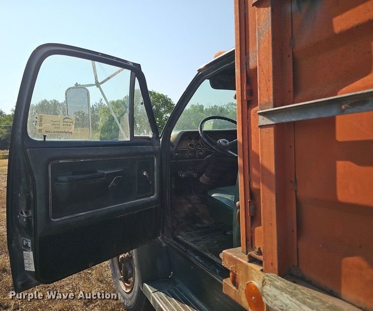 image for item DS4662 1974 Dodge D600 grain truck