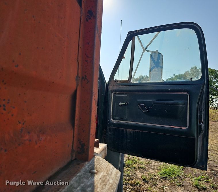 image for item DS4662 1974 Dodge D600 grain truck