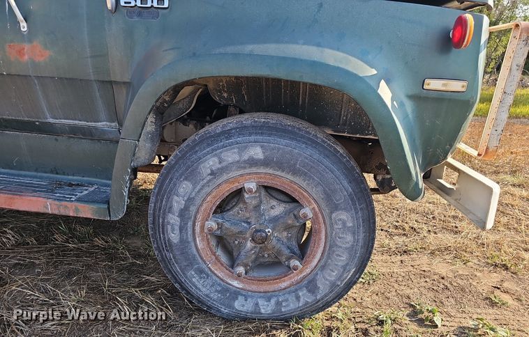 image for item DS4662 1974 Dodge D600 grain truck