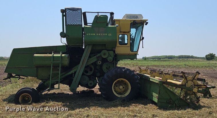 image for item DS4663 1969 John Deere 105 combine