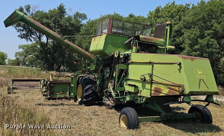 image for item DS4663 1969 John Deere 105 combine