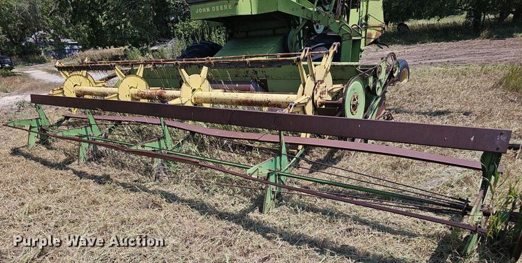 image for item DS4663 1969 John Deere 105 combine