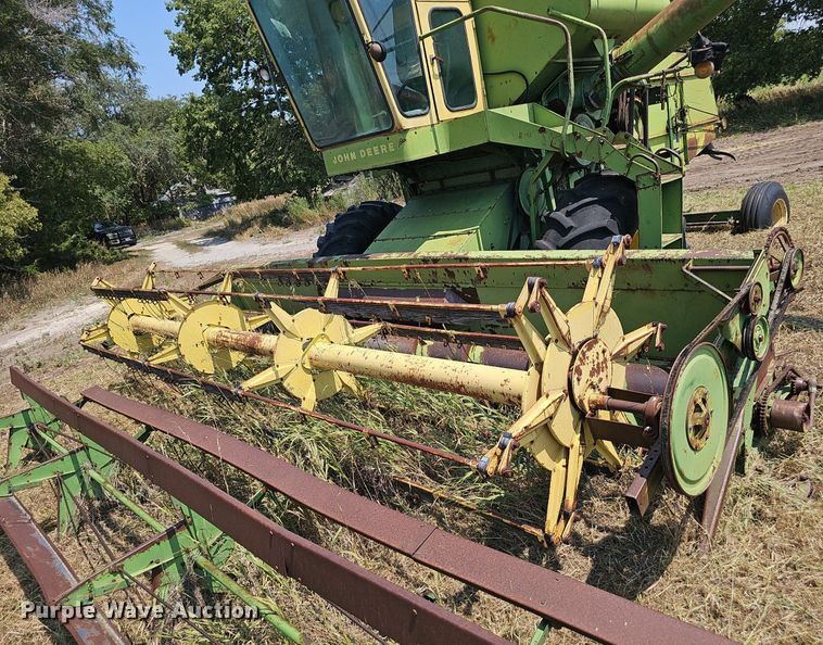 image for item DS4663 1969 John Deere 105 combine