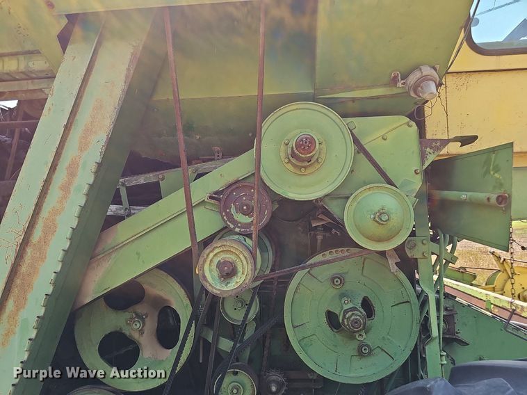 image for item DS4663 1969 John Deere 105 combine