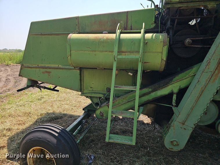 image for item DS4663 1969 John Deere 105 combine