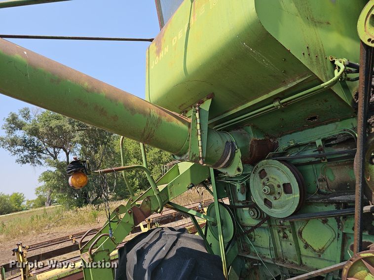 image for item DS4663 1969 John Deere 105 combine
