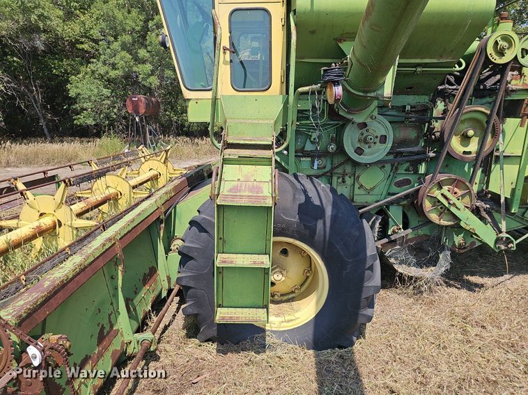 image for item DS4663 1969 John Deere 105 combine