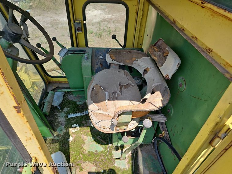 image for item DS4663 1969 John Deere 105 combine