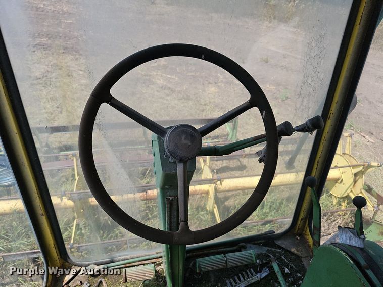 image for item DS4663 1969 John Deere 105 combine