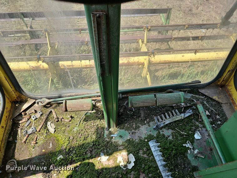 image for item DS4663 1969 John Deere 105 combine