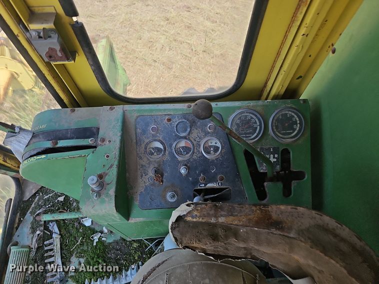 image for item DS4663 1969 John Deere 105 combine