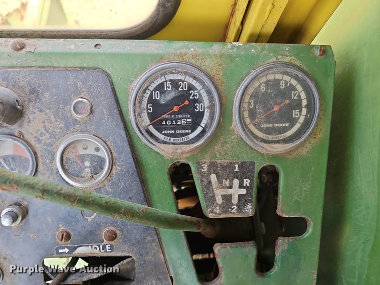 image for item DS4663 1969 John Deere 105 combine