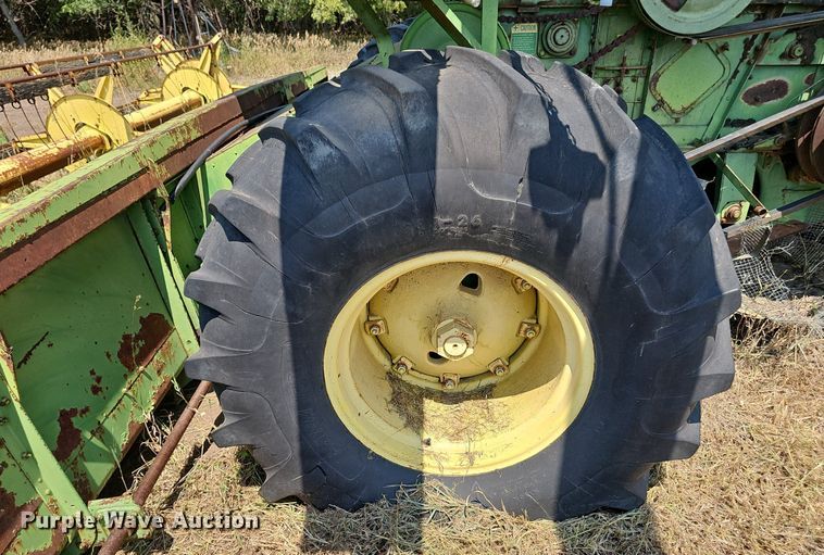 image for item DS4663 1969 John Deere 105 combine