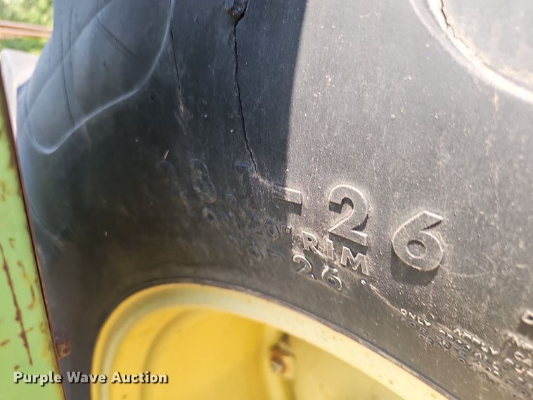 image for item DS4663 1969 John Deere 105 combine