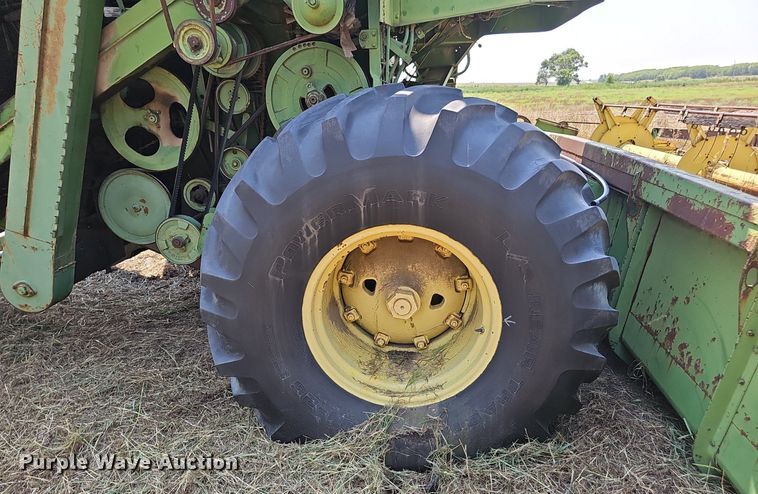 image for item DS4663 1969 John Deere 105 combine