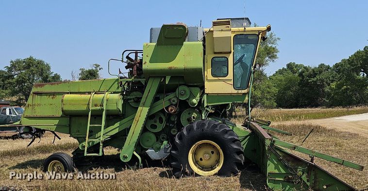 image for item DS4663 1969 John Deere 105 combine