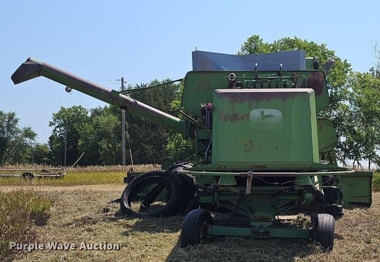 image for item DS4663 1969 John Deere 105 combine