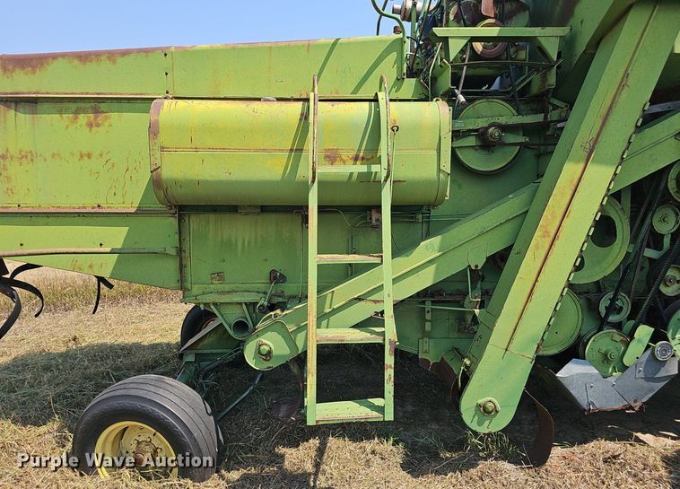 image for item DS4663 1969 John Deere 105 combine