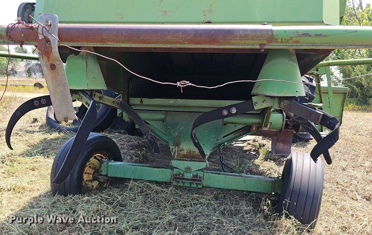 image for item DS4663 1969 John Deere 105 combine