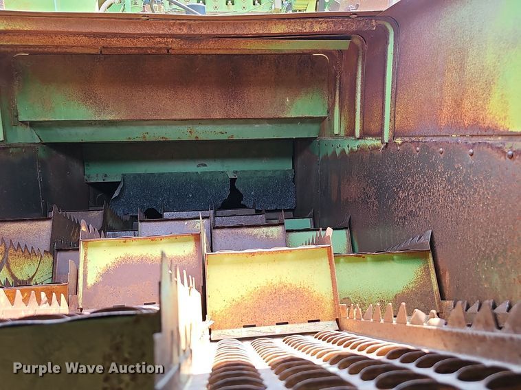 image for item DS4663 1969 John Deere 105 combine